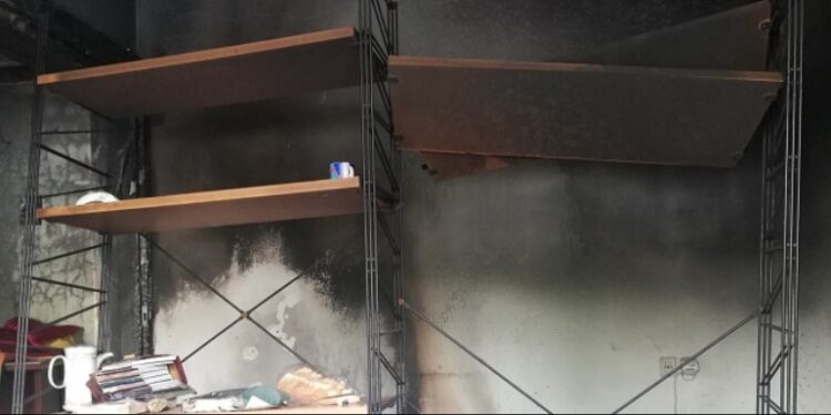 Σοκ στο Βόλο: Γιατρός έβαλε Φωτιά στο Σπίτι του και βγήκε να Φάει Μακαρόνια στην Αυλή