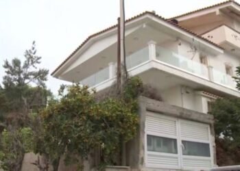 Κιβωτός του Κόσμου: Οι μεζονέτες του πατέρα Αντώνη και της πρεσβυτέρας[video]