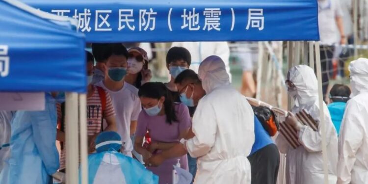 Κορωνοϊός – Κίνα: Ασύλληπτα σκηνικά – Γυναίκα γέννησε όρθια γιατί… δεν πρόλαβε να κάνει τεστ για να μπει στο μαιευτήριο