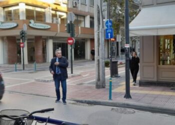 Αντιδήμαρχος κάνει τον τροχονόμο πρωί πρωί στη Λάρισα επειδή χάλασαν τα φανάρια[photos]