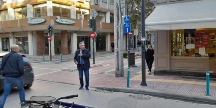 Αντιδήμαρχος κάνει τον τροχονόμο πρωί πρωί στη Λάρισα επειδή χάλασαν τα φανάρια[photos]