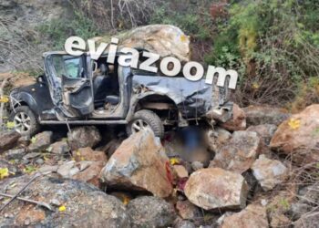 Φρικτό Τροχαίο με 2 Νεκρούς, ο ένας Πυροσβέστης-Έπεσαν σε γκρεμό 50 μέτρων[Φωτογραφίες]