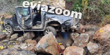 Φρικτό Τροχαίο με 2 Νεκρούς, ο ένας Πυροσβέστης-Έπεσαν σε γκρεμό 50 μέτρων[Φωτογραφίες]