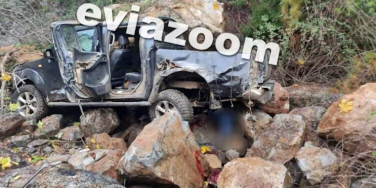 Φρικτό Τροχαίο με 2 Νεκρούς, ο ένας Πυροσβέστης-Έπεσαν σε γκρεμό 50 μέτρων[Φωτογραφίες]