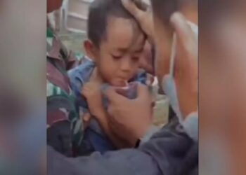 Ινδονησία: 6χρονος ανασύρθηκε ζωντανός μέσα από συντρίμμια δυο μέρες μετά τον σεισμό