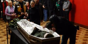 Alldaynews.gr Ουκρανία: 26χρονος χορευτής μπαλέτου σκοτώθηκε στον πόλεμο – Τον αποχαιρέτησαν στην Όπερα του Κιέβου