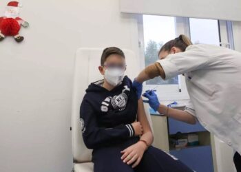 Παιδίατροι για έξαρση γρίπης: «Εμβολιασμός για όλα τα παιδιά από 6 μηνών και άνω και διπλό self test»