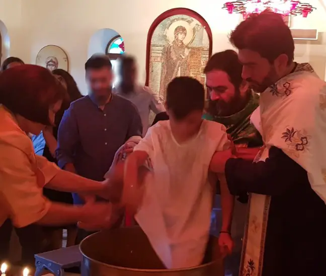 Κιβωτός του Κόσμου: Ομαδικές βαπτίσεις με νονά την πρεσβυτέρα - Δείτε φωτογραφίες