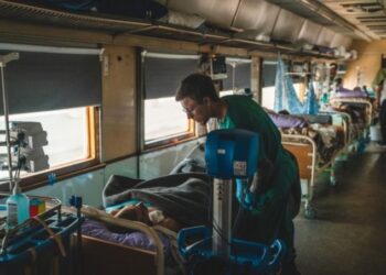 Φρίκη: “Μπαμπά, δεν έχω πόδια”-Μέσα στο ιατρικό τρένο των Γιατρών Χωρίς Σύνορα στην Ουκρανία