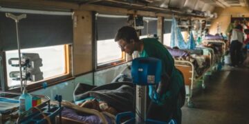 Φρίκη: “Μπαμπά, δεν έχω πόδια”-Μέσα στο ιατρικό τρένο των Γιατρών Χωρίς Σύνορα στην Ουκρανία
