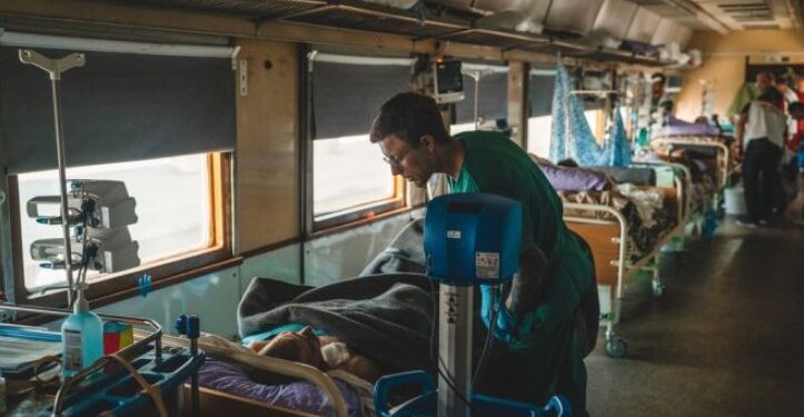 Φρίκη: “Μπαμπά, δεν έχω πόδια”-Μέσα στο ιατρικό τρένο των Γιατρών Χωρίς Σύνορα στην Ουκρανία