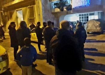 Κολωνός: Διασωληνωμένος παραμένει ο 5χρονος που ανασύρθηκε χωρίς τις αισθήσεις του από φλεγόμενο διαμέρισμα