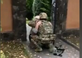 Συγκινητικό βίντεο: Γιαγιά στη Χερσώνα υποδέχεται γονατιστή τον στρατιώτη εγγονό της