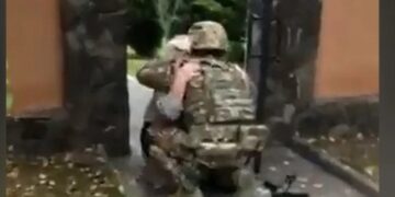 Alldaynews.gr Συγκινητικό βίντεο: Γιαγιά στη Χερσώνα υποδέχεται γονατιστή τον στρατιώτη εγγονό της