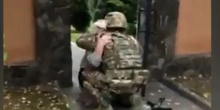 Alldaynews.gr Συγκινητικό βίντεο: Γιαγιά στη Χερσώνα υποδέχεται γονατιστή τον στρατιώτη εγγονό της