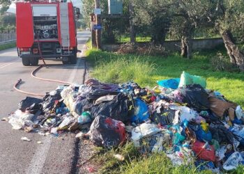 Ζάκυνθος: Σκουπιδιάρικο πήρε φωτιά εν κινήσει – Η σωτήρια αντίδραση του οδηγού και των συναδέλφων του