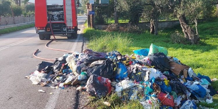 Alldaynews.gr Ζάκυνθος: Σκουπιδιάρικο πήρε φωτιά εν κινήσει – Η σωτήρια αντίδραση του οδηγού και των συναδέλφων του