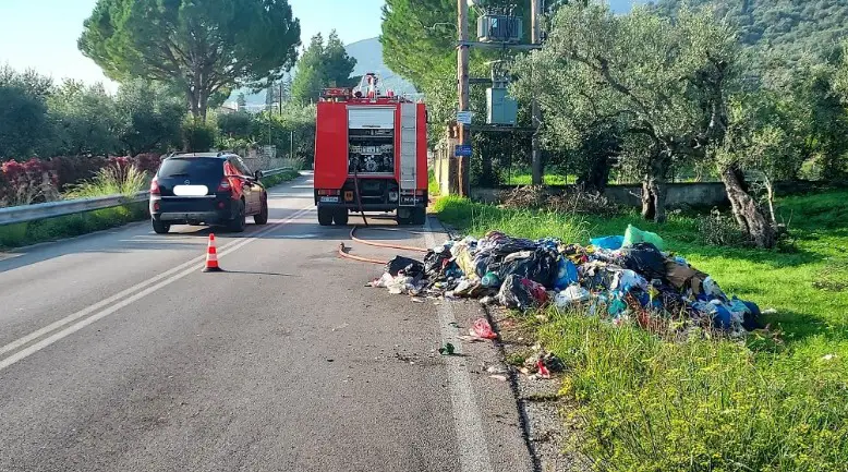 Ζάκυνθος: Σκουπιδιάρικο πήρε φωτιά εν κινήσει – Η σωτήρια αντίδραση του οδηγού και των συναδέλφων του