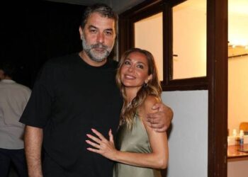 Δέσποινα Βανδή: Η νέα έξοδος με τον Βασίλη Μπισμπίκη και η μαντινάδα – Ποζάρει στην αγκαλιά του