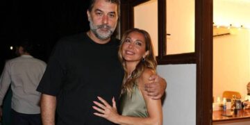 Alldaynews.gr Δέσποινα Βανδή: Η νέα έξοδος με τον Βασίλη Μπισμπίκη και η μαντινάδα – Ποζάρει στην αγκαλιά του