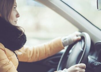 Φοράς μπουφάν στο αυτοκίνητο; Αυτό είναι το πρόστιμο που σε περιμένει (video)