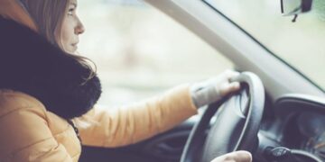 Alldaynews.gr Φοράς μπουφάν στο αυτοκίνητο; Αυτό είναι το πρόστιμο που σε περιμένει (video)