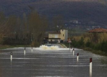 Κακοκαιρία – Τραγωδία στην Αλβανία: Πατέρας και γιος παρασύρθηκαν από νερά – Σώθηκε η 14χρονη κόρη