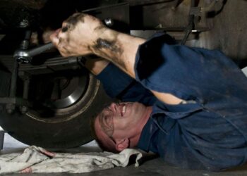 Τραγωδία: Τον καταπλάκωσε το αυτοκίνητο που επισκεύαζε