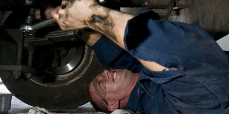 Τραγωδία: Τον καταπλάκωσε το αυτοκίνητο που επισκεύαζε