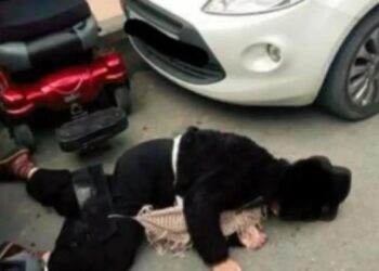 Ντροπή: «Τελείωνε μ@λ@κ@» φώναζαν σε ΑμεΑ που έπεσε απο αμαξίδιο (φωτο)