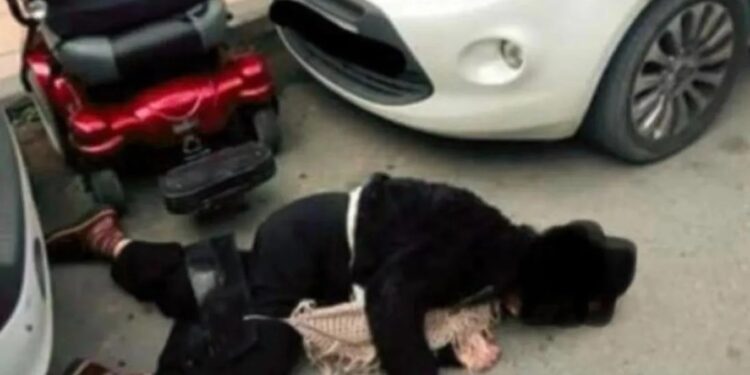 Alldaynews.gr Ντροπή: «Τελείωνε μ@λ@κ@» φώναζαν σε ΑμεΑ που έπεσε απο αμαξίδιο (φωτο)