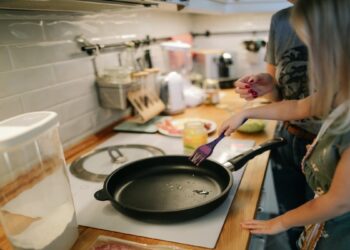 Μια χαρακιά στο αντικολλητικό τηγάνι αρκεί για να απελευθερώσει χιλιάδες “παντοτινά χημικά”