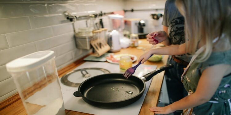 Alldaynews.gr Μια χαρακιά στο αντικολλητικό τηγάνι αρκεί για να απελευθερώσει χιλιάδες “παντοτινά χημικά”