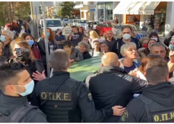 Alldaynews.gr Κοζάνη – Υγειονομικοί σε αναστολή: Έντονες αποδοκιμασίες κατά την επίσκεψη Πλεύρη (video)