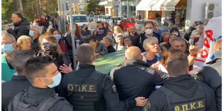 Alldaynews.gr Κοζάνη – Υγειονομικοί σε αναστολή: Έντονες αποδοκιμασίες κατά την επίσκεψη Πλεύρη (video)