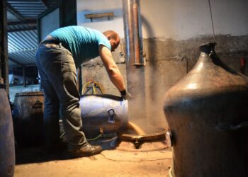 Δύο ανήλικα αδέρφια έπεσαν σε καζάνι για ρακή – Στο νοσοκομείο με εγκαύματα