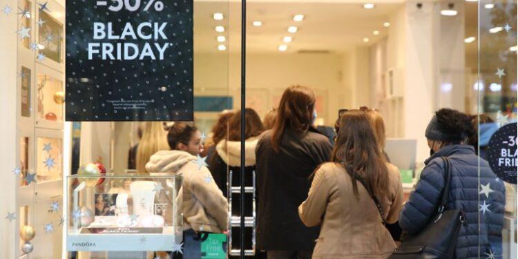 Φιάσκο η Black Friday: «Πέρυσι έκανε 350 ευρώ και σήμερα 370» – Οι αντιδράσεις καταναλωτών – Δείτε video