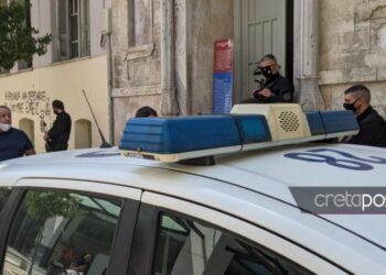 Βόλος: Έβαλε φωτιά στο σπίτι του και έτρωγε μακαρόνια στην αυλή