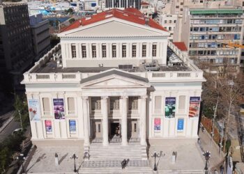 Alldaynews.gr Δημοτικό Θέατρο Πειραιά: Κατέρρευσε μέρος της σκηνής και τραυματίστηκαν μαθητές