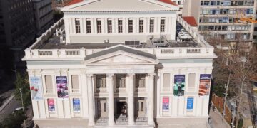 Alldaynews.gr Δημοτικό Θέατρο Πειραιά: Κατέρρευσε μέρος της σκηνής και τραυματίστηκαν μαθητές