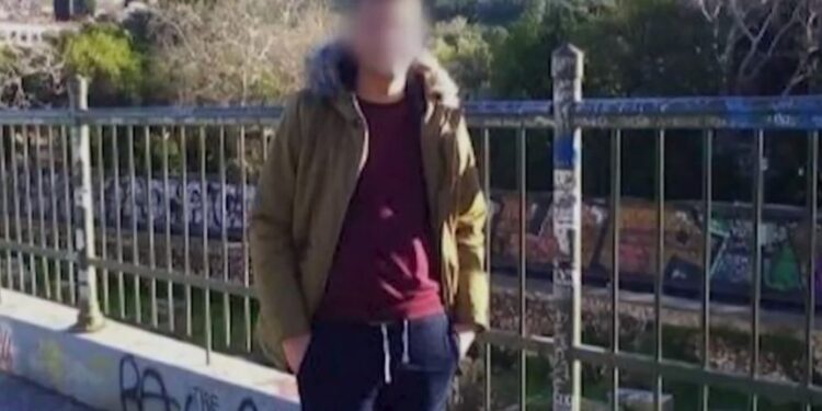 Alldaynews.gr Αυτός είναι ο «δράκος του Πειραιά»: Δείτε Βίντεο τη στιγμή που επιτίθεται στην 20χρονη-“Βοήθεια, με σκοτώνει”