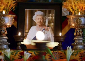 Βασίλισσα Ελισάβετ: «Έδινε μάχη με τον καρκίνο» αναφέρει νέα βιογραφία της