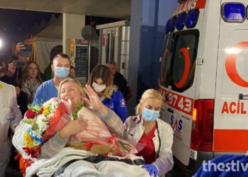 Συγκίνηση! Η 39χρονη που τραυματίστηκε στην Τουρκία έφτασε στην αγκαλιά της μητέρας της (φωτο, video)