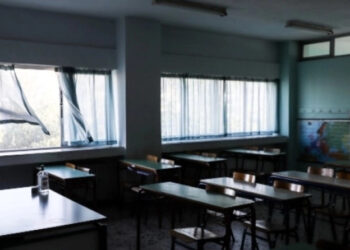 Μαθητής Λυκείου απειλούσε να πέσει από τη στέγη επειδή τον διώχνουν από το σχολείο