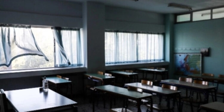 Μαθητής Λυκείου απειλούσε να πέσει από τη στέγη επειδή τον διώχνουν από το σχολείο