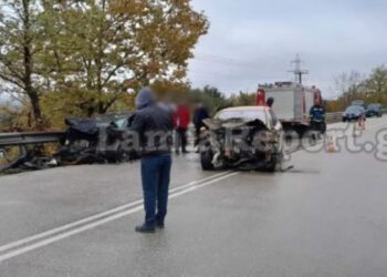 Δύο αυτοκίνητα διαλύθηκαν από μετωπική σύγκρουση – Εγκλωβίστηκε ο ένας οδηγός (φωτο)