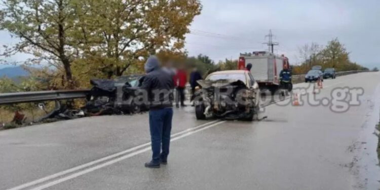 Alldaynews.gr Δύο αυτοκίνητα διαλύθηκαν από μετωπική σύγκρουση – Εγκλωβίστηκε ο ένας οδηγός (φωτο)