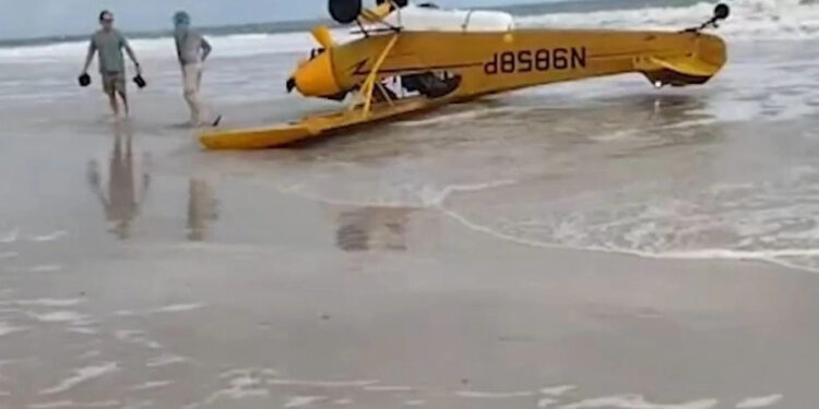 Alldaynews.gr Μικρό αεροπλάνο έπεσε σε παραλία: Ζωντανός ο πιλότος μπροστά στους έκπληκτους περαστικούς (video)