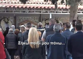 Σκηνές αρχαίας τραγωδίας στην κηδεία του 17χρονου: «Σήκω παιδί μου πάνω»[Φωτογραφίες-Βίντεο]