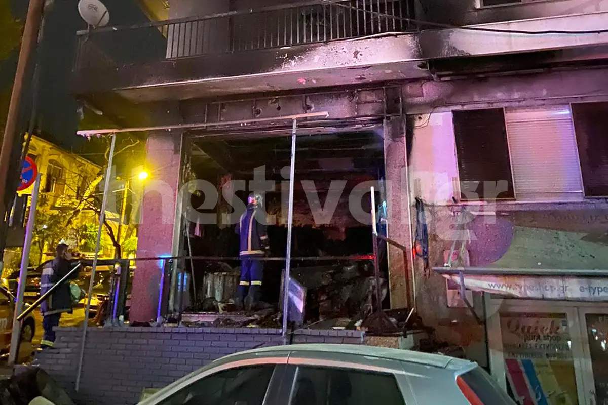 Μεγάλη φωτιά σε κατάστημα με χαλιά στη Θεσσαλονίκη (φωτο, video)